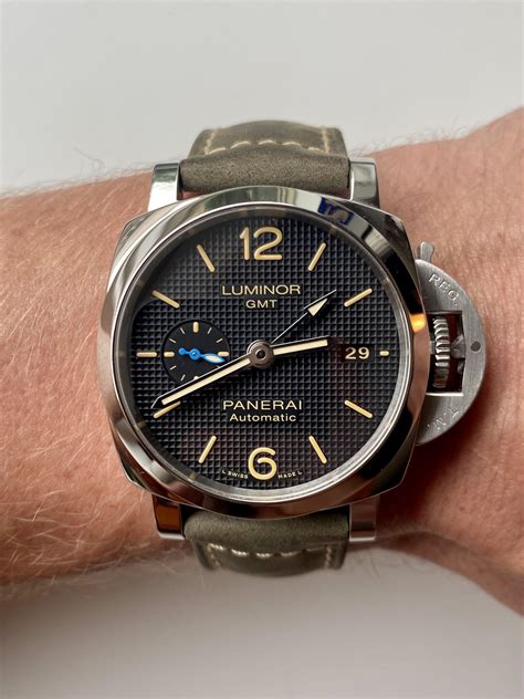 panerai luminor gmt 42mm.